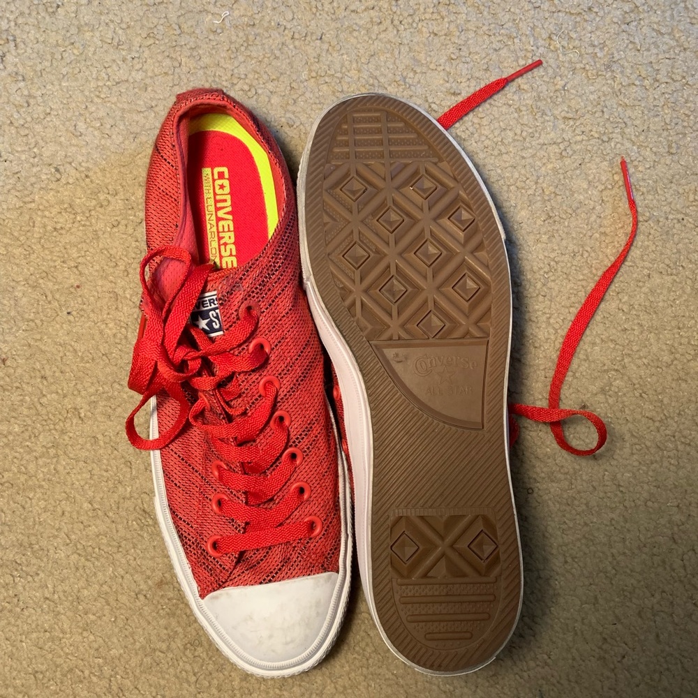 Red converse - Picture 2 of 2